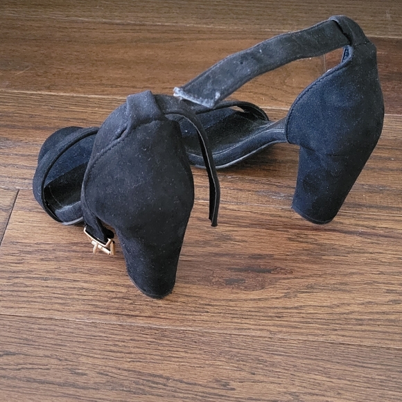 Black heels - Picture 3 of 3